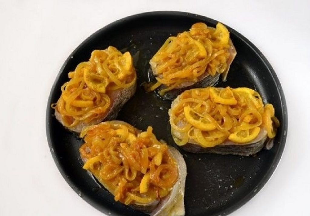 рыба треска жареная. стейки трески в духовке самый вкусный. стейк трески с овощами. вкусная сочная треска в духовке. треска в духовке.
