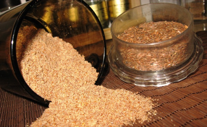 Такой вид льна как золотой обычно добавляют в муку для выпекания хлебобулочных изделий. Добавки измельчённых семян льна предотвращают очерствение различной выпечки. В Канаде это является обязательной составлявшей теста для хлеба