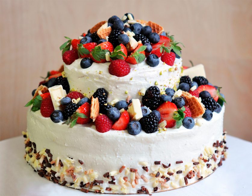 Свадебный торт с ягодами 