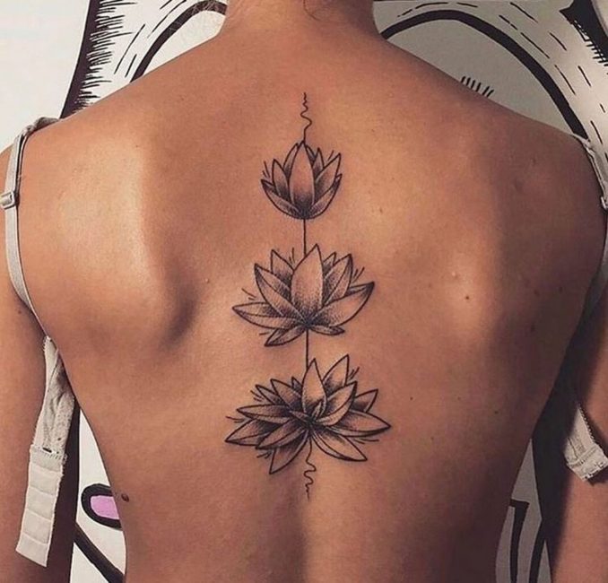 Татуировка лотосовые цветы на женской спине