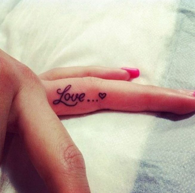 Слово "Любовь" на пальце