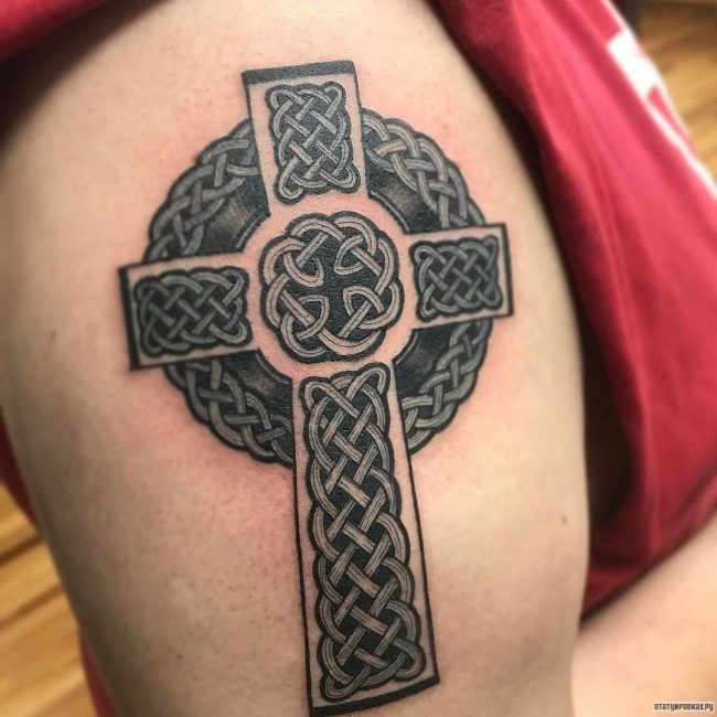 Тату с кельтским крестом