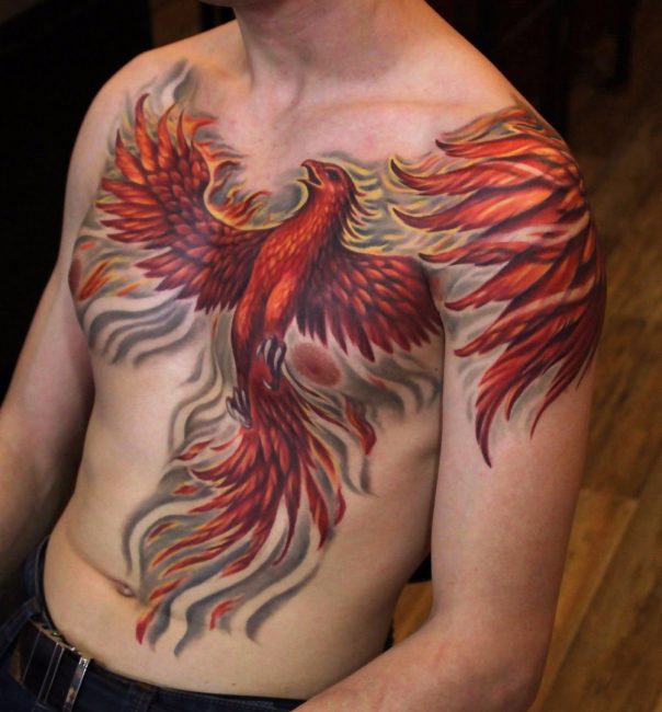 Эффектная тату в виде феникса на груди мужчины