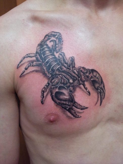 Скорпион на груди
