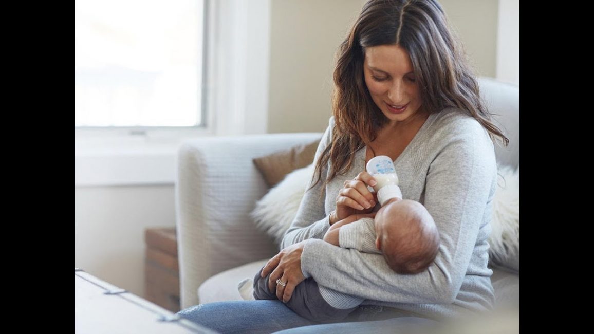 При кормлении с бутылочки голову малыша нужно держать приподнятой – это поможет избежать заглатывания воздуха