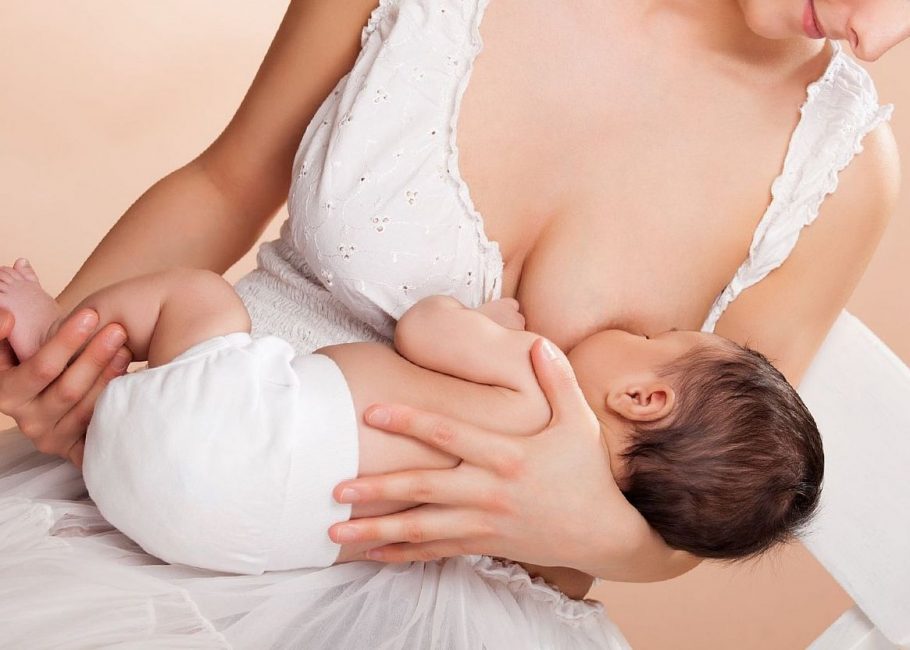 Правильно налаженное грудное вскармливание поможет нормализовать работу органов пищеварения ребенка