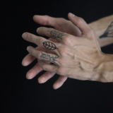 Значение и эскизы тату на пальцах рук: на безымянном, кольцо, надписи, маленькие, крест, точки, корона, перстень, для девушек, мужчин. Тюремные татуировки + 125 ФОТО