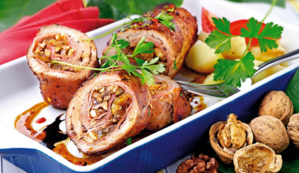Рулет в духовке: ТОП-6 пошаговых рецептов блюд с мясом, курицей, фаршем, яйцами, в фольге + ФОТО